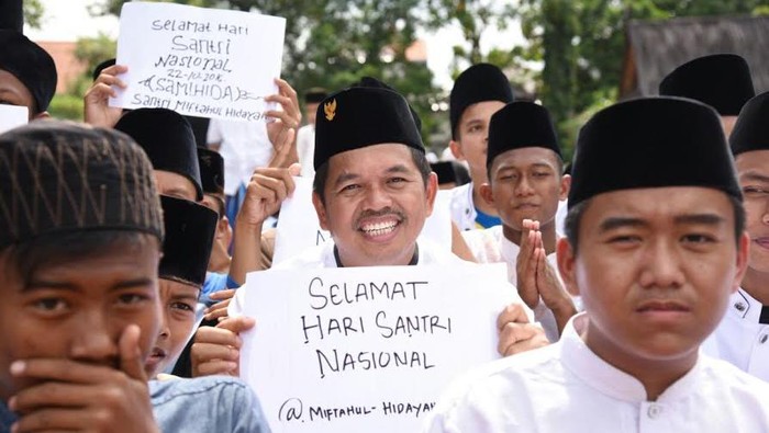 Peringati Hari Santri, Bupati Dedi Canangkan Pemakaian Sarung Setiap Jumat