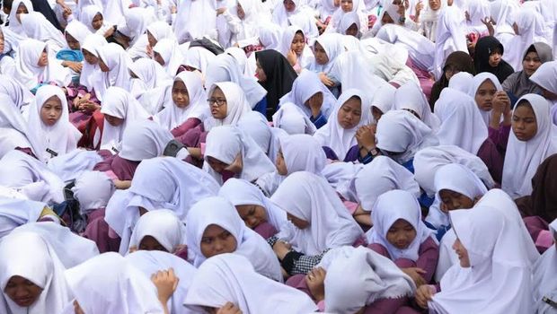 Untuk kaum perempuan, pakaian menyesuaikan.