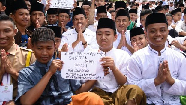 Sarungan dijadikan simbol persatuan.