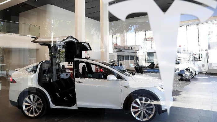SAN FRANCISCO, CA - AUGUST 10: A Tesla Model X is displayed inside of the new Tesla flagship facility on August 10, 2016 in San Francisco, California. Tesla is opening a 65,000 square foot store, its largest retail center to date. The facility will offer sales and service of Teslas electric car line.   Justin Sullivan/Getty Images/AFP