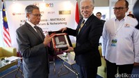 Dalam pertemuan bilateral itu Kadin Indonesia siap memfasilitasi pengusaha Malaysia yang akan berinvestasi untuk pengembangan produk-produk ekspor Indonesia, yang terdiri atas tekstil, elektronik, karet, hasil hutan, udang, kopi, batu bara, kelapa sawit dan turunannya, serta kopra. Foto: Dok. Kadin