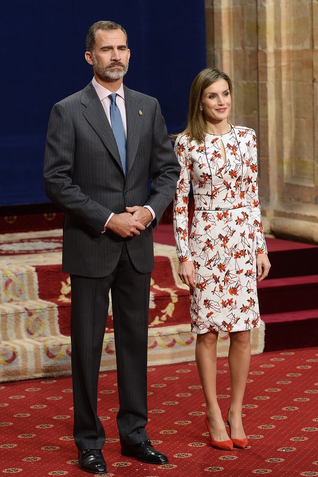 Kehidupan Letizia berubah drastis ketika ia bertemu dengan Felipe de Borbón, Pangeran Asturias saat itu, pada tahun 2002 di sebuah acara makan malam teman mereka. Foto: Dok. Getty Images