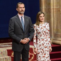 Kehidupan Letizia berubah drastis ketika ia bertemu dengan Felipe de Borbón, Pangeran Asturias saat itu, pada tahun 2002 di sebuah acara makan malam teman mereka. Foto: Dok. Getty Images