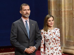 Sama-sama Bergaun Putih Merah, Ratu Letizia Terlihat Mirip Kate Middleton