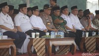 Hadir dalam apel Hari Santri ini para tokoh NU seperti Ketum PBNU Said Aqil Siradj, Menpora Imam Nahrawi, Ketum PKB Muhaimin Iskandar, Wakapolri Komjen Syafruddin dan Kapolda Metro Jaya Irjen M Iriawan. 