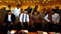 Gubernur DKI Jakarta Basuki Tjahaja Purnama (kedua kiri) berbincang dengan Wakil Ketua Umum PP Dewan Masjid Indonesia Masdar Farid Masudi (kedua kanan), Rais Syuriah PBNU Ahmad Ishomuddin (kanan), dan Politisi Nasdem Effendi Choirie (kiri) saat menghadiri perayaan Hari Santri dan Deklarasi Pilgub Damai bersama Relawan Nusantara (RelaNU) dan Nahdliyin Jakarta