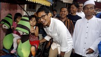Sandiaga menyapan anak-anak yang asik naik odong-odong
