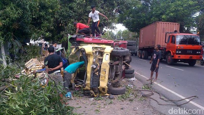 Truk Muat Jeruk Selip Tabrak Warga, Satu Tewas
