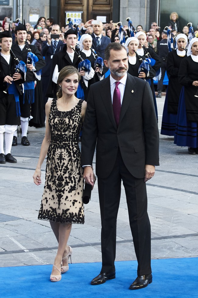 Pada November 2003, Letizia dan Felipe mengumumkan pertunangan mereka, mengejutkan banyak orang karena hubungan mereka sebelumnya dirahasiakan. Felipe melamar Letizia dengan cincin berlian baguette 16 karat berlapis emas putih. Foto: Dok. Getty Images