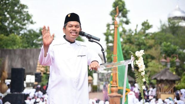 Bupati Dedi meminta seluruh laki-laki pelajar dan pegawai mengenakan sarung setiap hari Jumat.