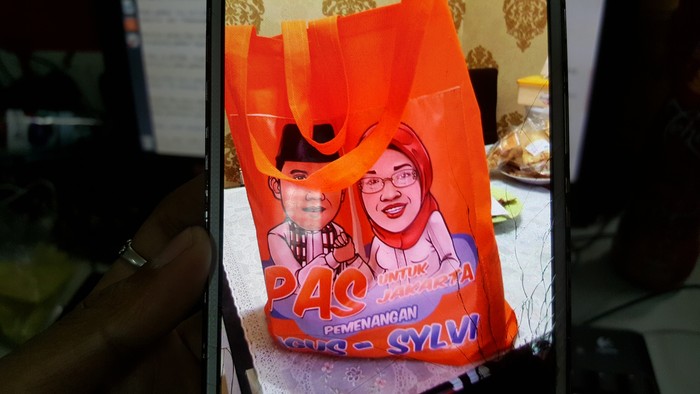 Relawan Agus-Sylvi Tebar Goody Bag Sembako, ini Kata Anies Baswedan