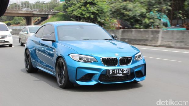 Menguji BMW M2 Coupe di Sirkuit