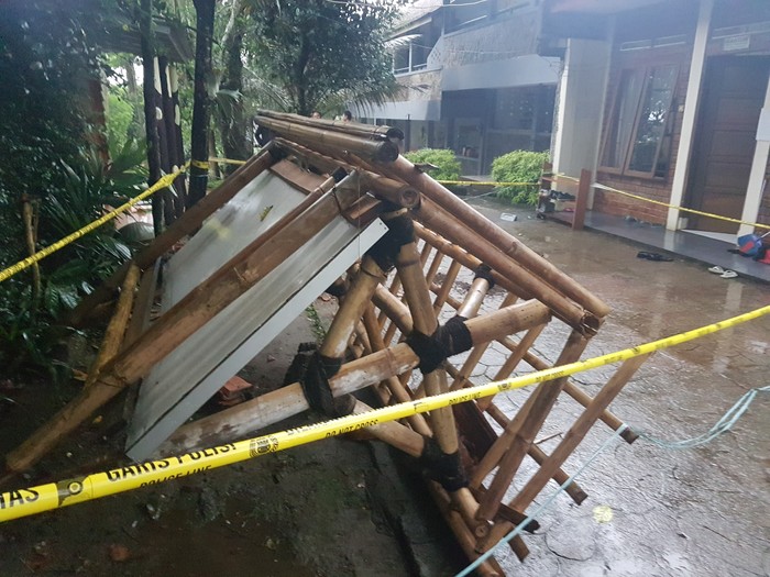 Bocah SD di Sukabumi ini Tewas Setelah Tertimpa Papan Mading