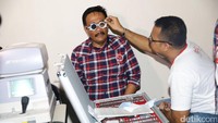 Djarot ikut memeriksakan matanya.