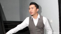 Omesh tampak necis dengan ves abu-abu, kemeja putih dan celana bahan. Pool/Ismail.