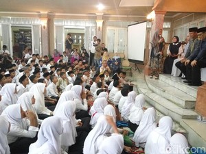 Pesan AHY untuk Anak Ponpes: Jangan Melihat Masa Lalu, Teruslah Bermimpi