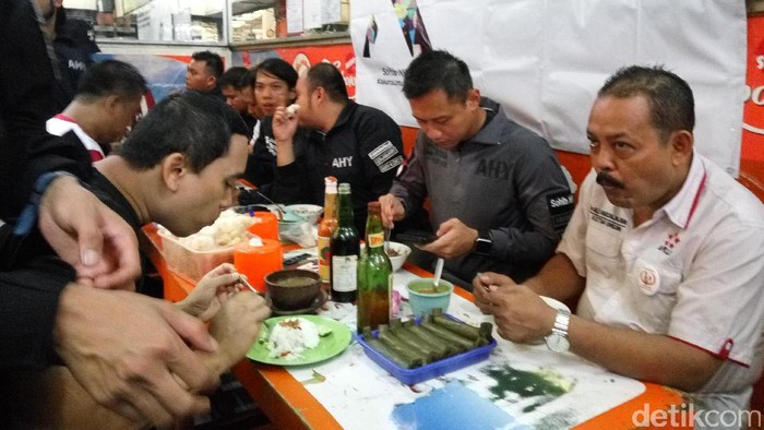 Blusukan di Pasar Koja, Agus Makan Soto dan Bicara Penataan Pasar