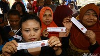 Pembagian ini dilakukan saat bakti sosial yang digelar di posko relawan Baradja (Barisan Basuki Djarot) di Cipinang, Jakarta, Minggu (23/10).