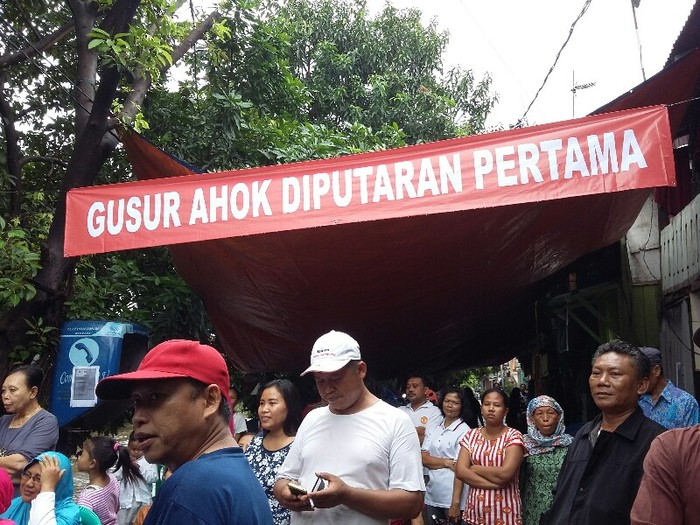 Kunjungi Warga Ancol, Anies Disambut Spanduk Gusur Ahok