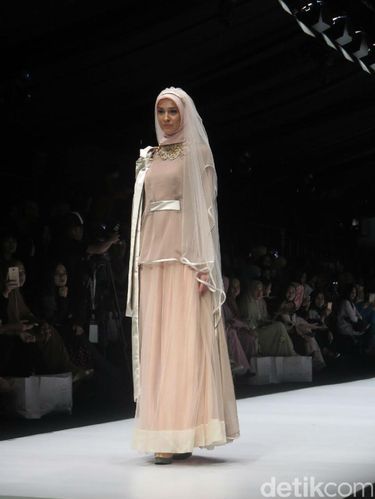 Irna Mutiara Hadirkan Sulam Usus Lampung dalam Koleksi Busana Muslim Terbaru