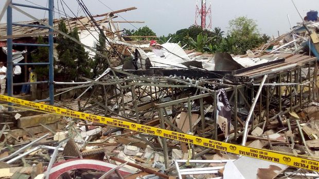  Polisi Tutup Lokasi Ledakan PHD Bekasi dengan Terpal, Suasana Hujan Rintik