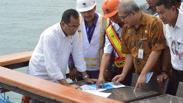 Budi Karya Rapat di Atas 'Kapal Bajak Laut'