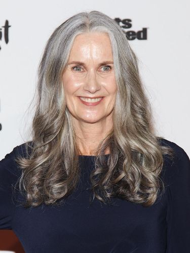 Tips Cantik dan Bugar dari Nicola Griffin, Model Lingerie Berusia 56 Tahun