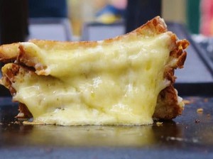 Kenapa Keju yang Meleleh Rasanya Makin Enak? Ini Penjelasannya