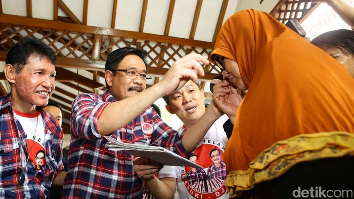 Djarot Hadiri Acara Bagi-bagi Kacamata Baca oleh Relawan Bara Badja