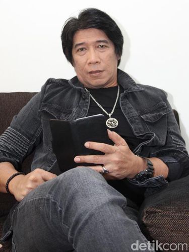 Sembari menunggu giliran dimake-up untuk acara syuting 'Opera Van Java', pelawak Parto 'Patrio' nyantai.