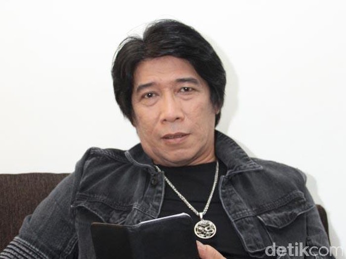 Sembari menunggu giliran dimake-up untuk acara syuting Opera Van Java, pelawak Parto Patrio nyantai.