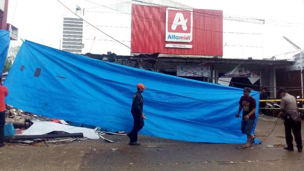  Polisi Tutup Lokasi Ledakan PHD Bekasi dengan Terpal, Suasana Hujan Rintik