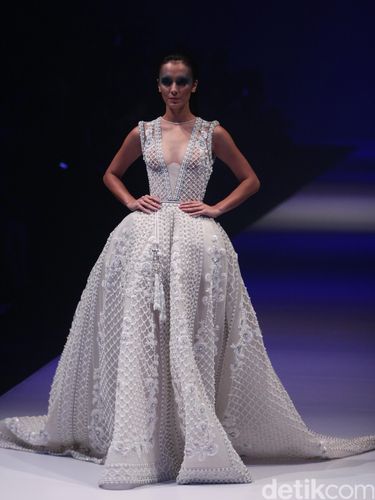 Tex Saverio Hadirkan Koleksi Bertabur Mutiara nan Dramatis di JFW 2017