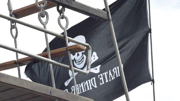 Budi Karya Rapat di Atas 'Kapal Bajak Laut'