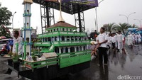 Mereka membuat miniatur masjid.