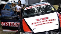 Gadis cantik dan seksi memang terbilang selalu akrab dengan dunia otomotif. Tak hanya pada arena balap, dalam setiap ajang pameran otomotif digelar, tentu selalu dibumbui oleh pemanis dara cantik dan seksi tersebut. 
