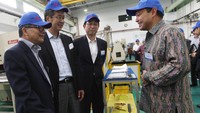 Presiden Direktur Mitsubishi Jaya Elevator and Escalator (MJEE) Christian Satrya (baju batik, kanan) menjelaskan komponen lift dan eskalator kepada  President Mistsubishi Electric Building Techno-Service Co. Ltd Masami Yoshikawa dan jajaran manajemen lainnya saat kunjungan ke pabrik pembuatan komponen lift  dan eskalator Mitsubishi Jaya Elevator and Escalator di Karawang, Jawa Barat, Jumat (21/10). Pool/dok. Mitsubishi.