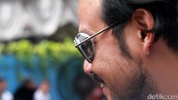 Dwi tampak mengenakan kacamata nyentik.