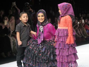 KD Beranikan Diri Pamer Koleksi Busana Muslim di Jakarta Fashion Week