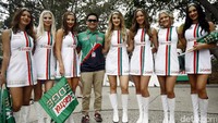 Gadis cantik dan seksi inilah yang menjadi pemikat para pengunjung dan pecinta balap untuk bisa menikmati suasana yang ada.