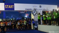 Dirut Bank Mandiri Kartika Wirjoatmodjo, Co-founder dan Chairman Jakarta Marathon Sapta Nirwandar saat melepas peserta Mandiri Jakarta Marathon 2016 di Silang Monas Barat Daya, Jakarta, Minggu (23/10).