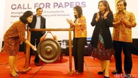 Anggota Dewan Komisioner OJK Bidang Edukasi dan Perlindungan Konsumen Kusumaningtuti S. Soetiono, Wakil Rektor Sampoerna University M. Gunawan Alif, Managing Director of Commercial Banking HSBC Indonesia Catherine Hadiman, Senior Vice President and Head of Corporate Sustainability HSBC Indonesia Nuni Sutyoko, Ketua Umum ALFED Bambang Setiono meresmikan pembentukan ALFED (Association of Lectures for Financial and Economic Development) di Jakarta.