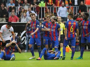Tentang Pelemparan Botol dari Suporter Valencia ke Pemain Barca