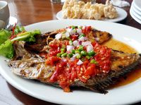 Gurih Enak Ikan Aji-aji Bakar Rica dan Bandeng Pallumara dari Restoran Legendaris