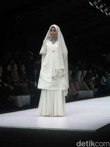 Irna Mutiara Hadirkan Sulam Usus Lampung dalam Koleksi Busana Muslim Terbaru