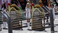 Para gadis seksi tersebut tentunya menjadi representasi sponsor produk yang melekat di tiap tim balap mobil tersebut.