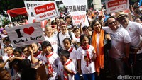 Mereka mengajak warga untuk memerangi kelaparan di sekolah.