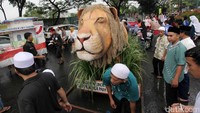 Karnaval tersebut melintasi Jalan Raya Moctar menuju Pasar Kemiri, Sawangan.