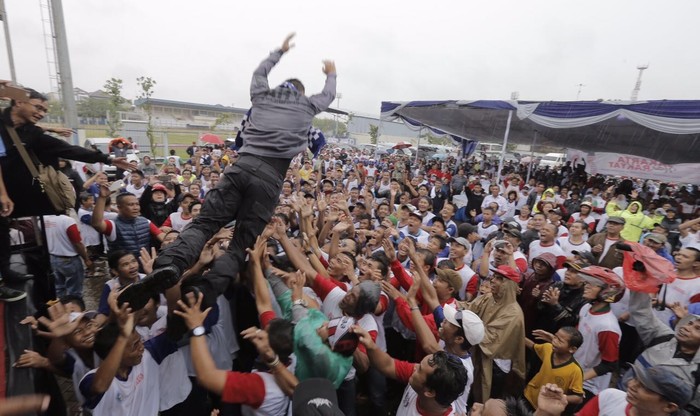 Saat Agus Yudhoyono Lompat dari Panggung dan Diarak Para Relawan