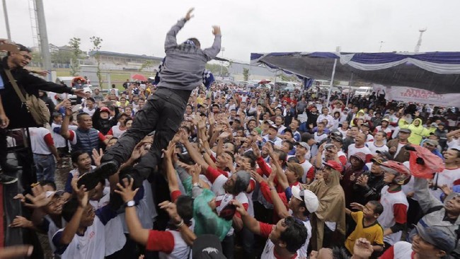 Aksi Nyentrik Agus Yudhoyono: Lompat Moshing hingga Goyang Maumere